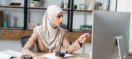 Woman in front of a computer
